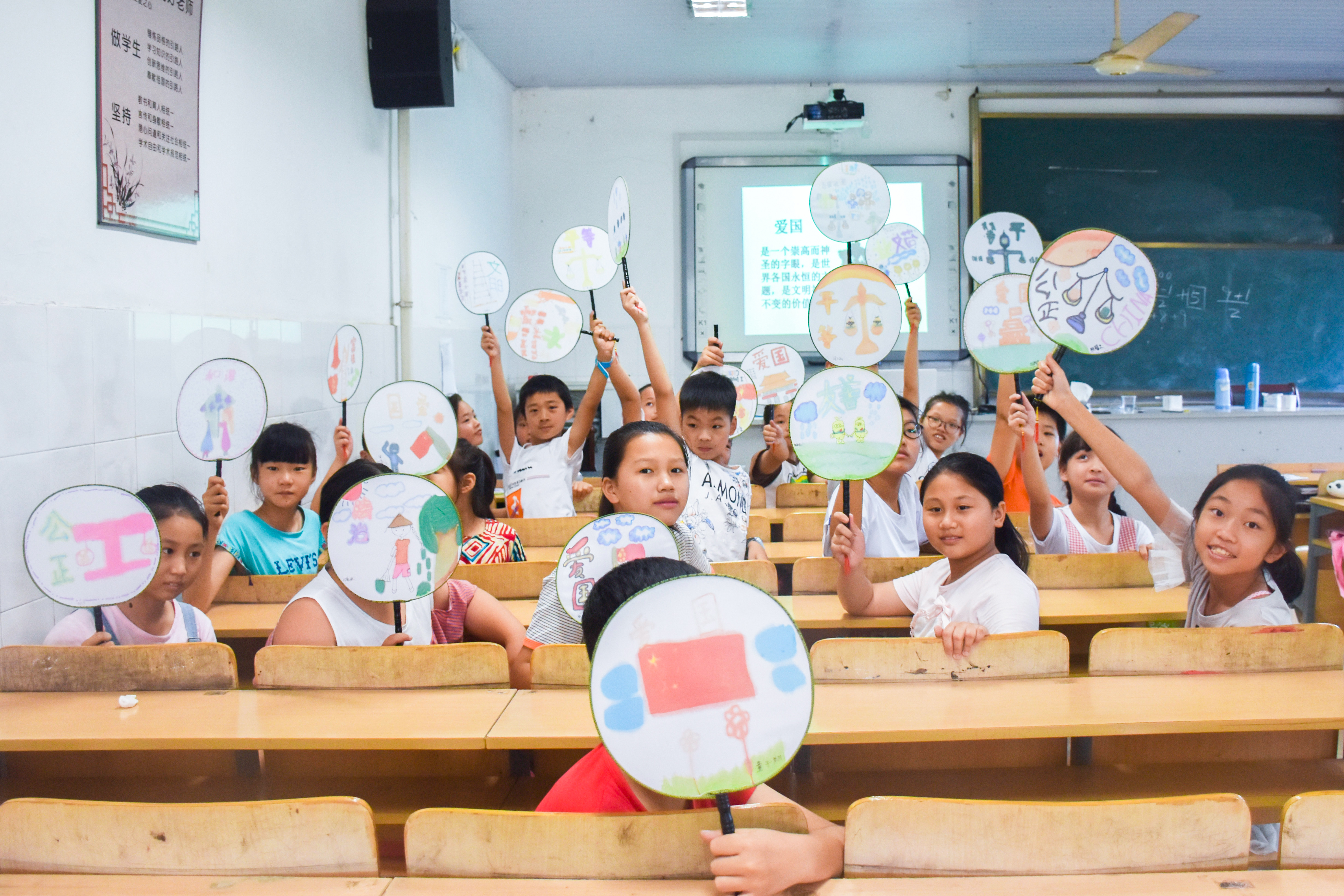 02 手工课作品展示.jpg